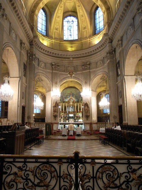 パリのサン・ニコラ教会で聖伝のミサを捧げているところ